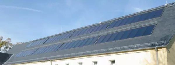 Sonnenkollektoren eines Polizeireviers mit ISOVER-Produkten gedämmt