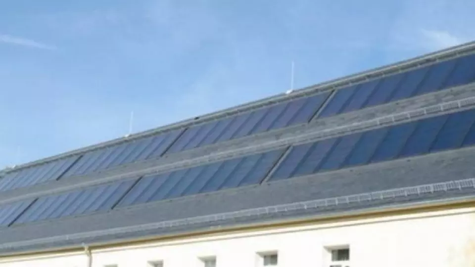 Sonnenkollektoren eines Polizeireviers mit ISOVER-Produkten gedämmt